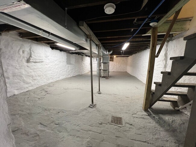 Building Photo - Updated 2BR Townhome with office & parking spot!