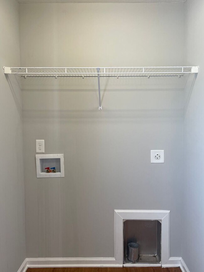 Building Photo - HALF OFF ONE MONTH AT UPPER STONE!
