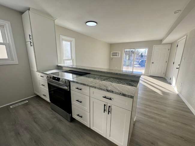 Building Photo - Conveniently located updated 2 bedroom!