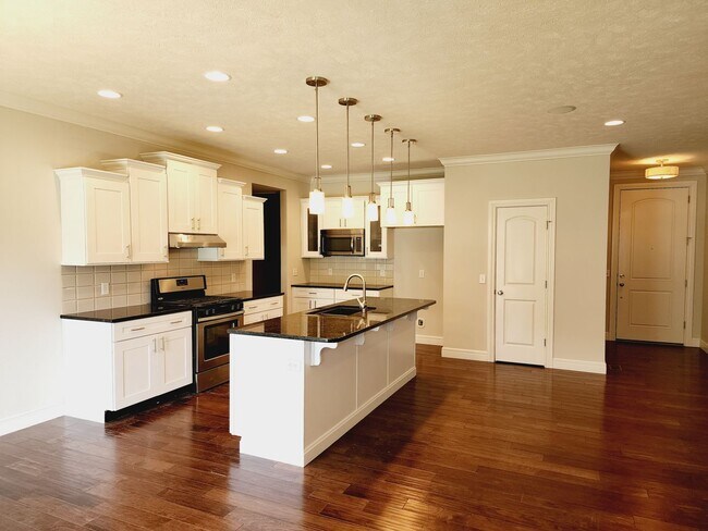 Building Photo - 5040 E Hedgerow Dr
