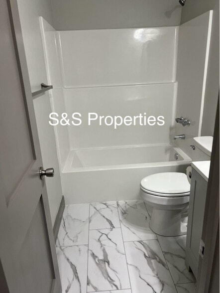 Building Photo - 5326 W 11th Pl