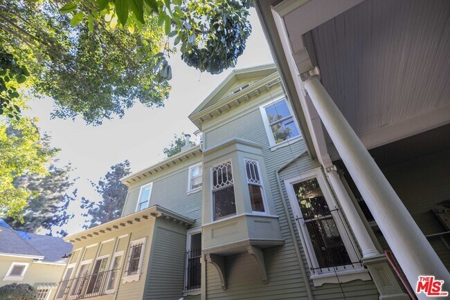 Building Photo - 824 S Bonnie Brae St