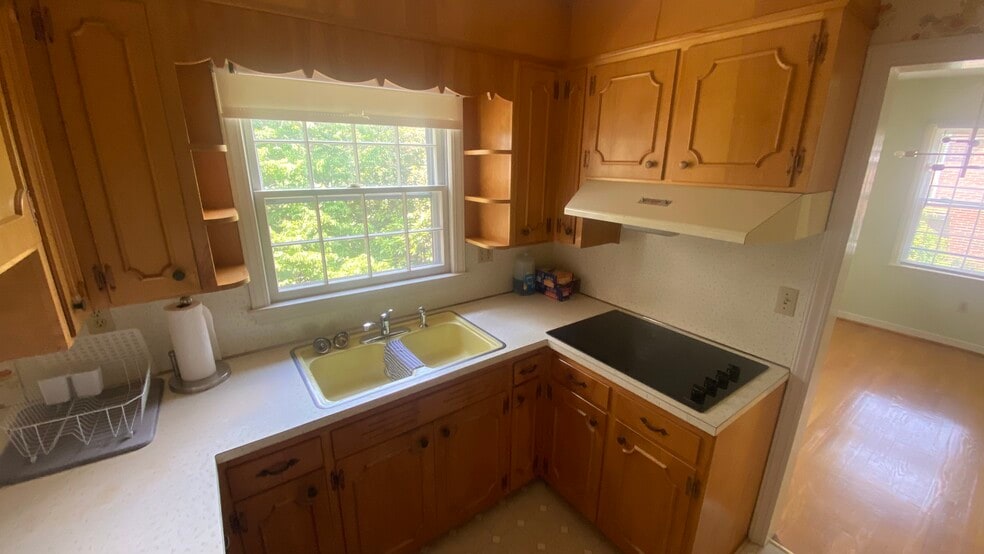 Building Photo - 1406 Hillcrest Dr