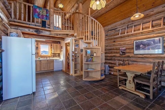 Building Photo - 5077 Pine Dr