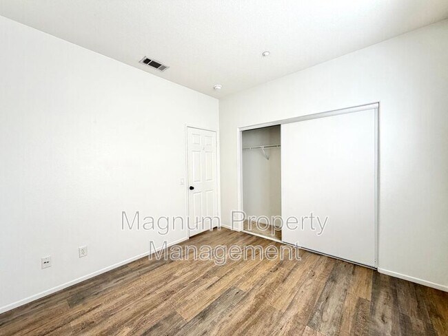 Building Photo - 8182 Bon View Dr