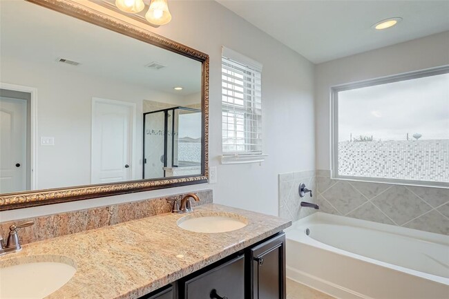 Building Photo - 15910 Copper Oak Ln