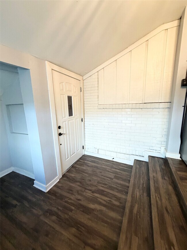 Building Photo - 4630 Woodside St