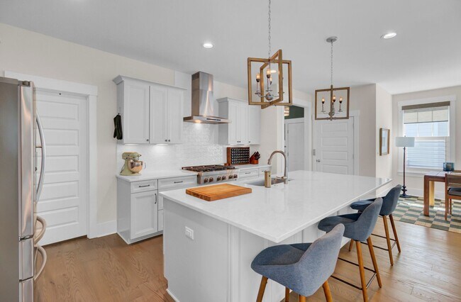 Building Photo - Impressive 4 bedroom home + office with el...