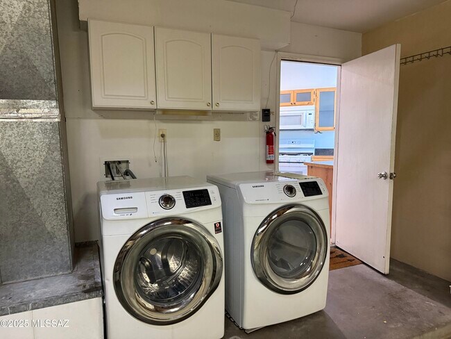 Building Photo - 2560 W Tenbrook Way