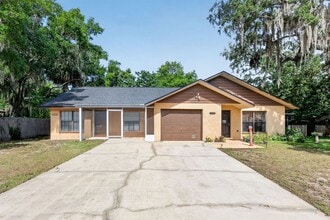 Building Photo - 2/2 Duplex in Umatilla w/ Private Fenced Yard & Dual Screened Patios!