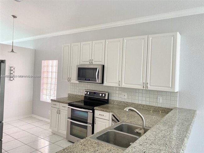 Building Photo - 15627 SW 16th Ct