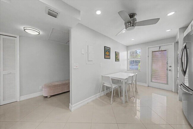 Building Photo - 2701 S Palm Aire Dr