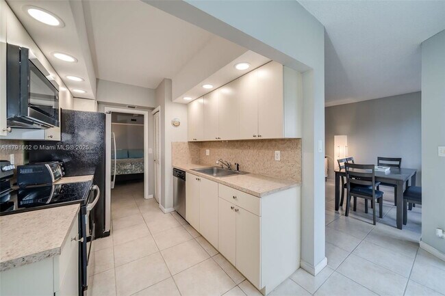 Building Photo - 7400 Radice Ct