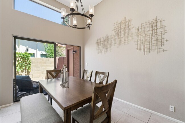 Building Photo - Move-in-ready home available furnished or unfurnished to suit your lifestyle!!
