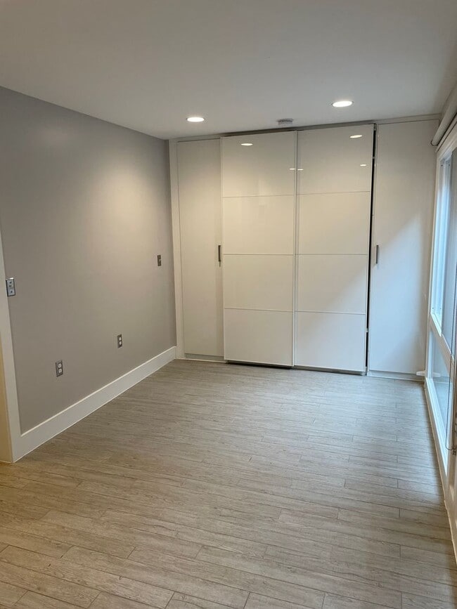 Building Photo - Logan Circle Beautifully Renovated Studio Apartment