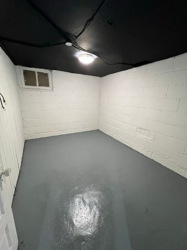 Building Photo - Brand new fully renovated 5 Bedroom Single...