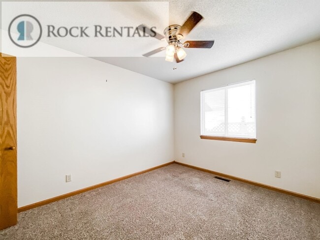 Building Photo - Beautiful 3 Bed 2 Bath Home in Quiet Neighborhood