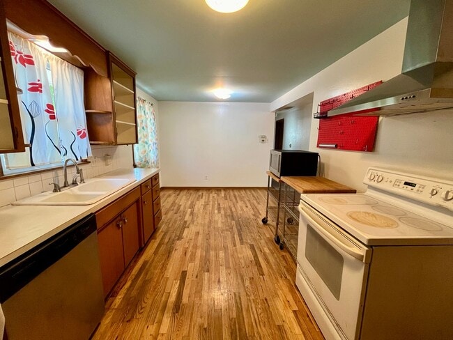 Building Photo - 3 Bedroom ranch w/ garden in the Heart of Longmont!