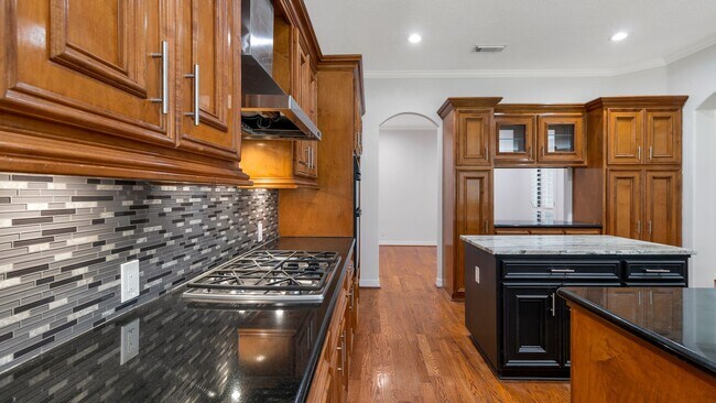 Building Photo - 14918 Plantation Oak Dr