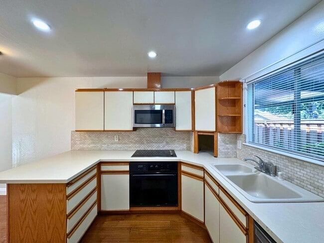 Building Photo - 2047 Montecito Ave
