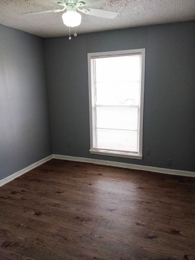 Building Photo - $0 First Month's Rent / $0 Deposit at Move-in