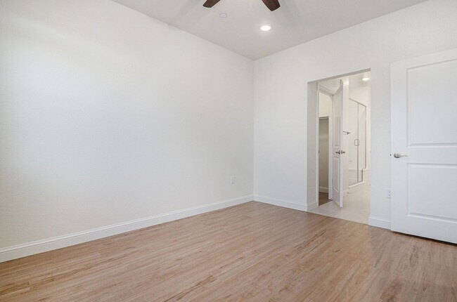 Building Photo - Ground Level Condo - 2 Bedrom 2 Bathroom in Chatfield Bluffs