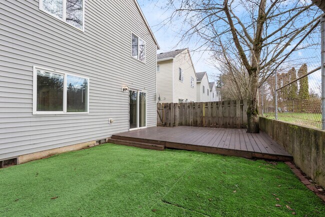 Building Photo - Beautiful Renovated 4b/2.5 bath home - SE Portland