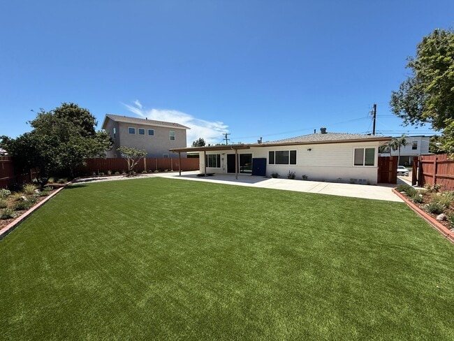 Primary Photo - 7 Bed House in Prime Location, Steps to Ca...