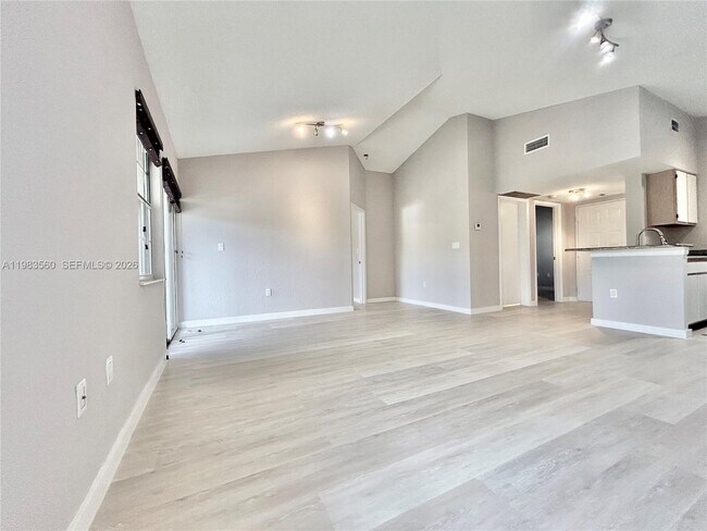 Building Photo - 2811 N Oakland Forest Dr