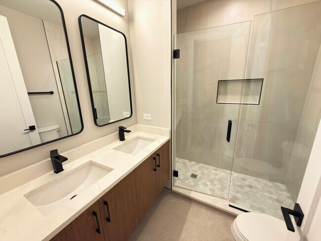 Building Photo - 2355 W Flournoy St