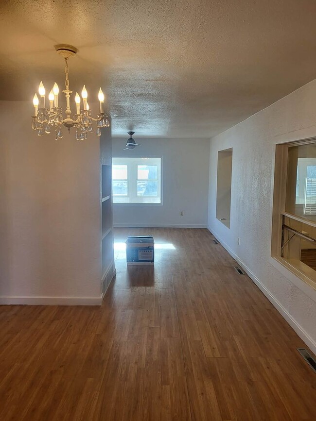 Building Photo - Country Living Close to Town!