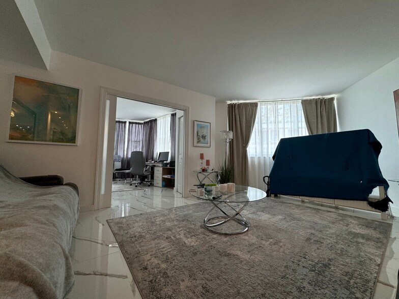Building Photo - 999 Brickell Bay Dr
