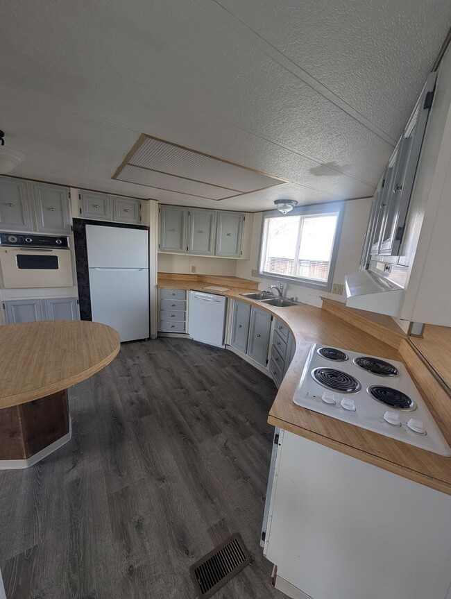 Building Photo - 8216 Homedale Rd