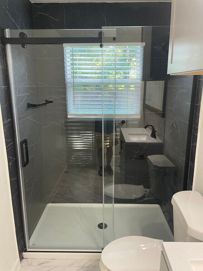 Building Photo - 6705 Covington Dr