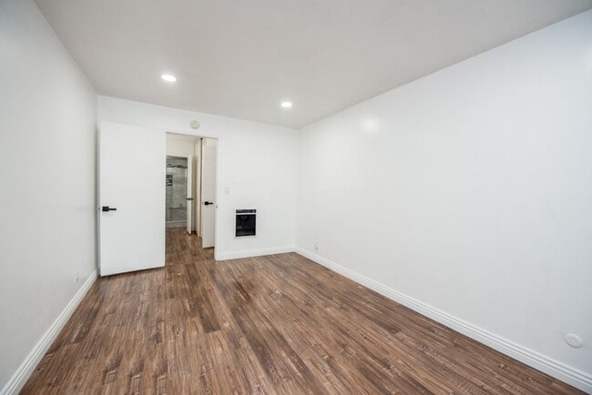 Building Photo - Newport Beach One Bedroom Beauty