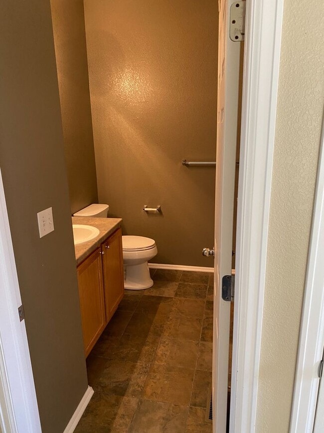 Building Photo - Large 2 Bedroom 2 Bath Townhome in Sterlin...