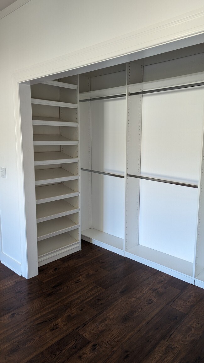 Building Photo - 158 S Sycamore Ave