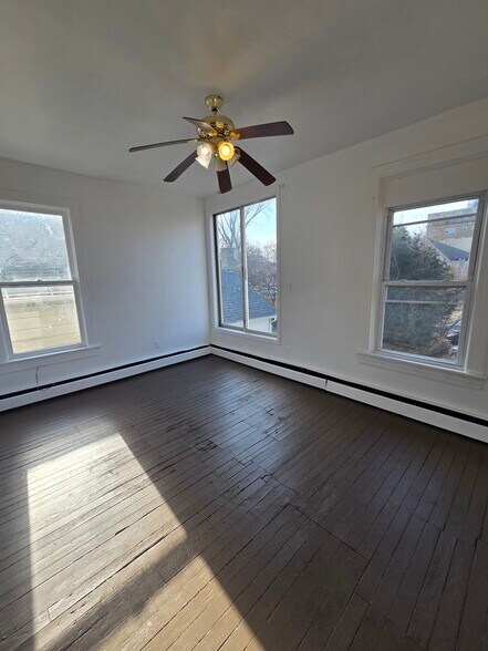 Building Photo - 365 S River St