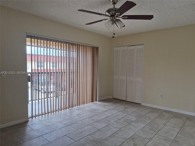Building Photo - 6528 SW 41st Ct