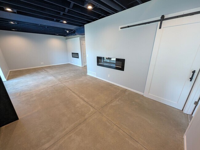 Building Photo - 5011 Clearwater Dr