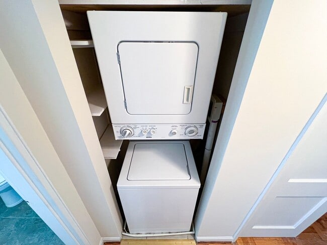 Building Photo - Sun-filled 1 Bed 1 Bath Condo With Garage Parking In The Heart Of Ballston - Water Included