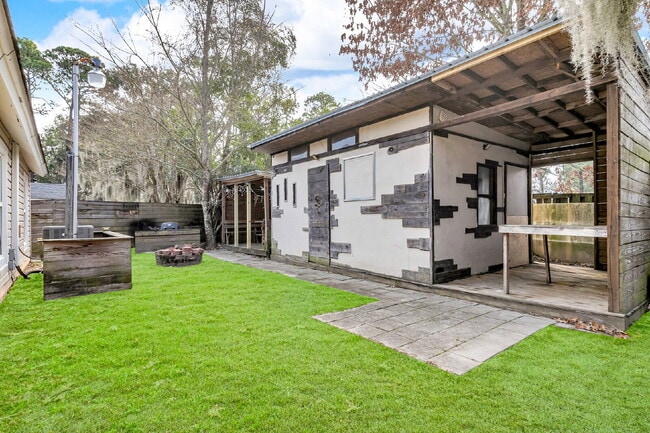 Building Photo - Location, Space and convenience at this adorable home.