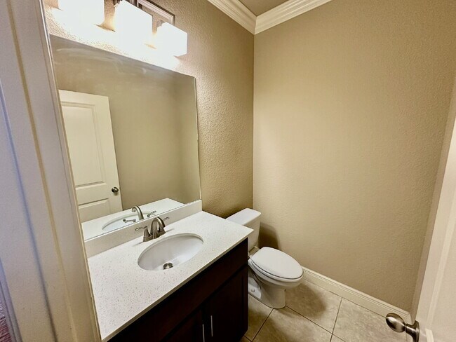 Building Photo - 6613 W Valley View Rd