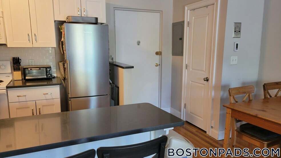 Building Photo - 134 Summer St