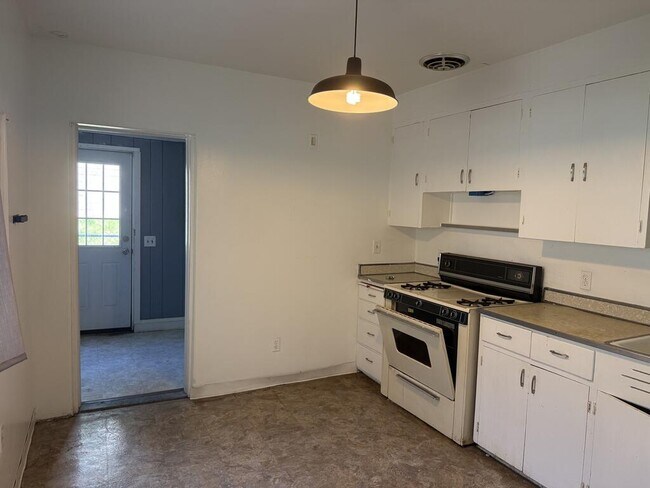 Building Photo - 310 Spruce Ave
