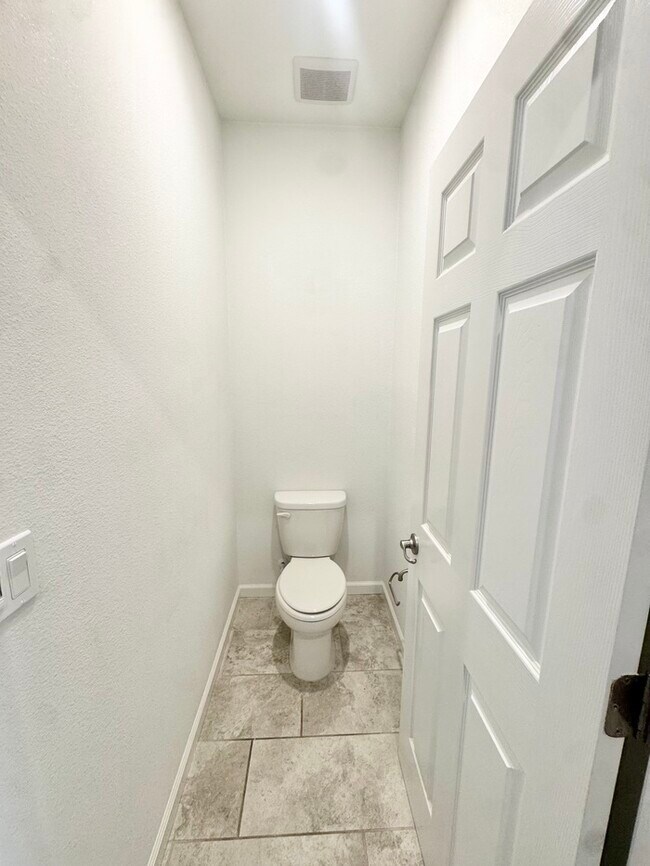 Building Photo - Stunning 5BR Home with Pool, Loft & 3-Car Garage!