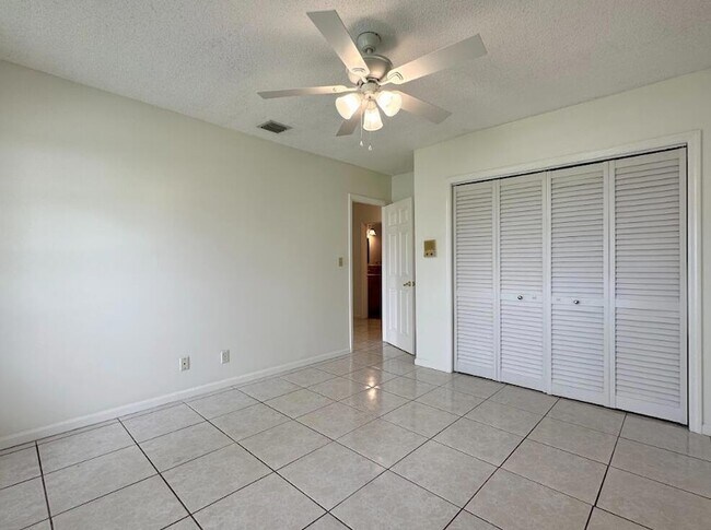 Building Photo - 1292 Essex Dr