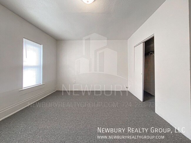 Building Photo - Spacious & Updated 2-Bedroom Row Home – Mo...