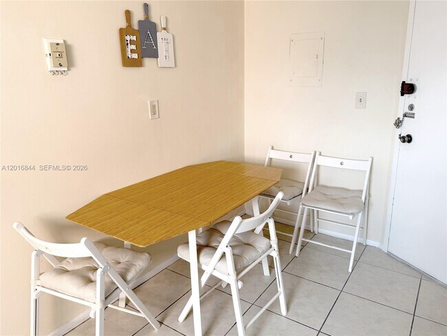 Building Photo - 1301 NE Miami Gardens Dr
