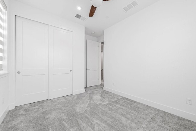 Building Photo - 923 Loyola Ln